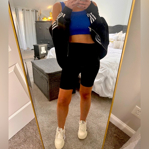 Hi, I’m Alexis. Like and leave a comment so I can check out your closet too! - Picture 6 of 12